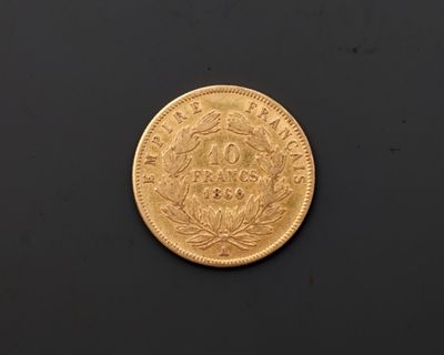 gros plan d'une pièce d'or sur une surface noire