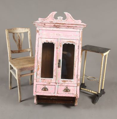 mobilier de maison de poupée, comprenant notamment une armoire rose, une chaise et une table d'appoint