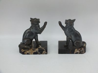 paire de serre-livres anciens en bronze représentant des chats, sur socles en marbre