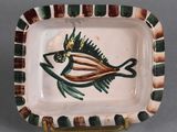 une petite assiette ornée d'un motif de poisson