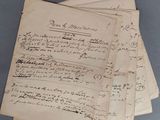 plusieurs vieux papiers sont empilés sur une table
