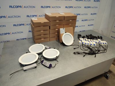 une table avec plein d'assiettes et plein de lumières