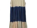 La robe est bleue et beige, avec une rayure blanche.