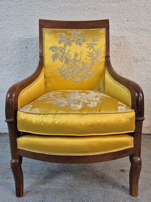 une chaise jaune posée devant un mur blanc