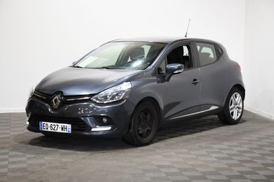 une voiture grise est garée dans une pièce au sol à carreaux