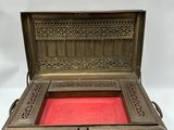 une vieille boîte en bois contenant un plateau rouge