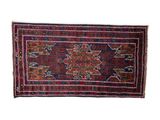 un vieux tapis persan sur fond blanc
