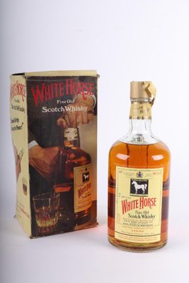 une photo d'une bouteille de whisky écossais « White Horse » à côté d'une boîte de whisky