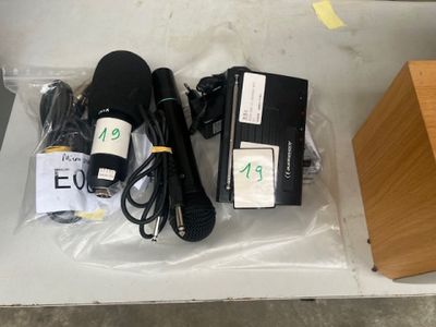 un boîtier sur lequel se trouvent une télécommande et un chargeur