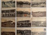 plusieurs vieilles photographies en noir et blanc représentant des chevaux et des jockeys dans un champ
