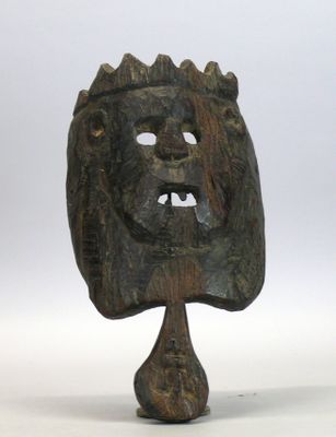 Masque en bois raviné dur et lourd à patine sombre figurant …