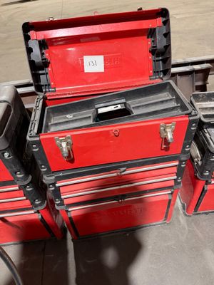 trois boîtes à outils rouges empilées les unes sur les autres