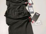 un sweat à capuche noir et un pantalon posés sur une table