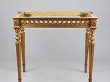 une console richement sculptée, dotée d'un plateau en verre