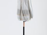 une photo d'une chemise blanche posée sur un présentoir pour mannequin