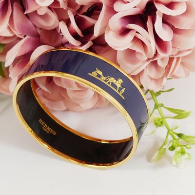 an image of a close up of a ring with flowers in the background