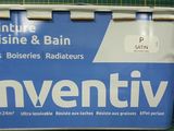 une boîte d'Inventiti posée sur une planche à découper