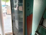 une échelle appuyée contre un réfrigérateur dans un coin de la pièce