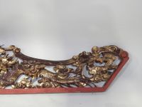 Encadrement de lit en bois sculpté, peint et doré à décor de… (photo 3)