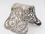 un porte-serviettes ancien en argent orné d'une horloge