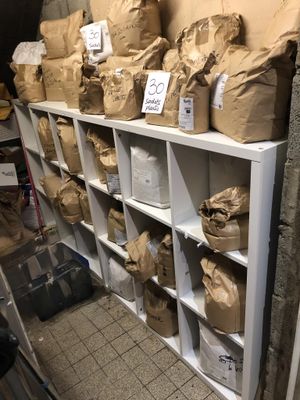 de nombreux sacs de nourriture posés sur une étagère dans une pièce