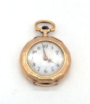 une montre de poche en or avec un cadran blanc sur une surface blanche