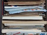 une boîte remplie de journaux posée sur une table
