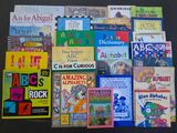 de nombreux livres pour enfants qui se trouvent sur la table