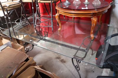 une table en verre avec un plateau en verre et des chaises dans une pièce
