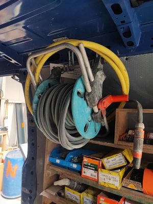 un tuyau et un support de tuyau à l'arrière d'un camion