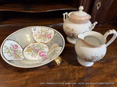une théière et une assiette sur laquelle sont disposés des biscuits