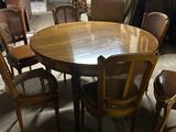 de nombreuses chaises disposées autour d'une table ronde dans un entrepôt