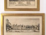 deux photos encadrées représentant une grande ville et une petite ville, accrochées au mur