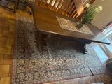 un grand tapis sur le sol d'un salon