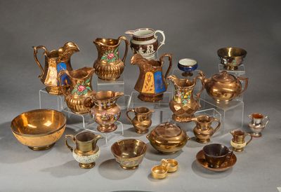 de nombreux objets anciens de toutes sortes exposés sur une table
