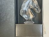 bouchon de bouteille de vin en forme de tête de cheval argenté, présenté dans un coffret cadeau noir