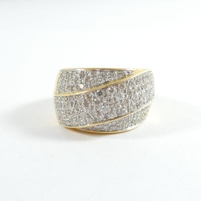 une image d'une bague en diamant sur fond blanc