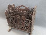 un petit porte-revues en métal orné de motifs décoratifs