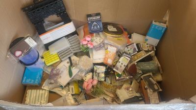 une boîte en carton remplie d'objets hétéroclites