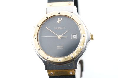 une image d'un gros plan d'une montre-bracelet sur une surface blanche