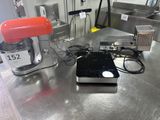 un plan de travail en acier inoxydable sur lequel est posé un mixeur