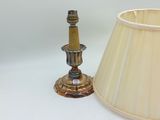 une lampe posée à côté d'un abat-jour sur une table