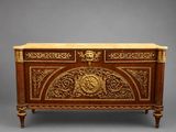 un coffre ancien orné de motifs en or et en bois