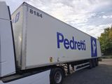 un camion semi-remorque garé dans un parking