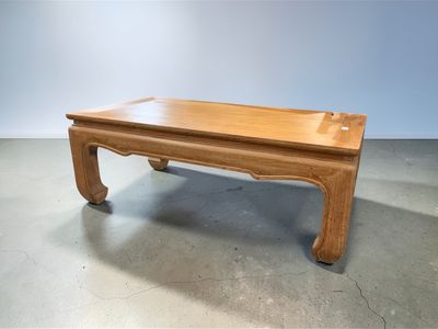 Table basse goût chine en bois cérusé.