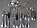 beaucoup de cuillères et de fourchettes en argent sur la table