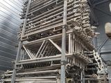 une grande pile de tuyaux métalliques dans un bâtiment