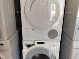 trois lave-linge et un sèche-linge empilés les uns sur les autres