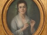 portrait d'une femme en robe blanche tenant une fleur