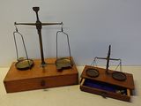 une boîte en bois sur laquelle est gravée une échelle et une boîte en bois sur laquelle est gravée une échelle